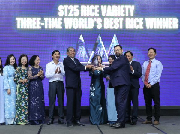 Tổ chức The Rice Trader trao Cup Gạo ngon nhất thế giới năm 2025 cho ông Hồng Quang Cua. Ảnh: Trung Phạm.